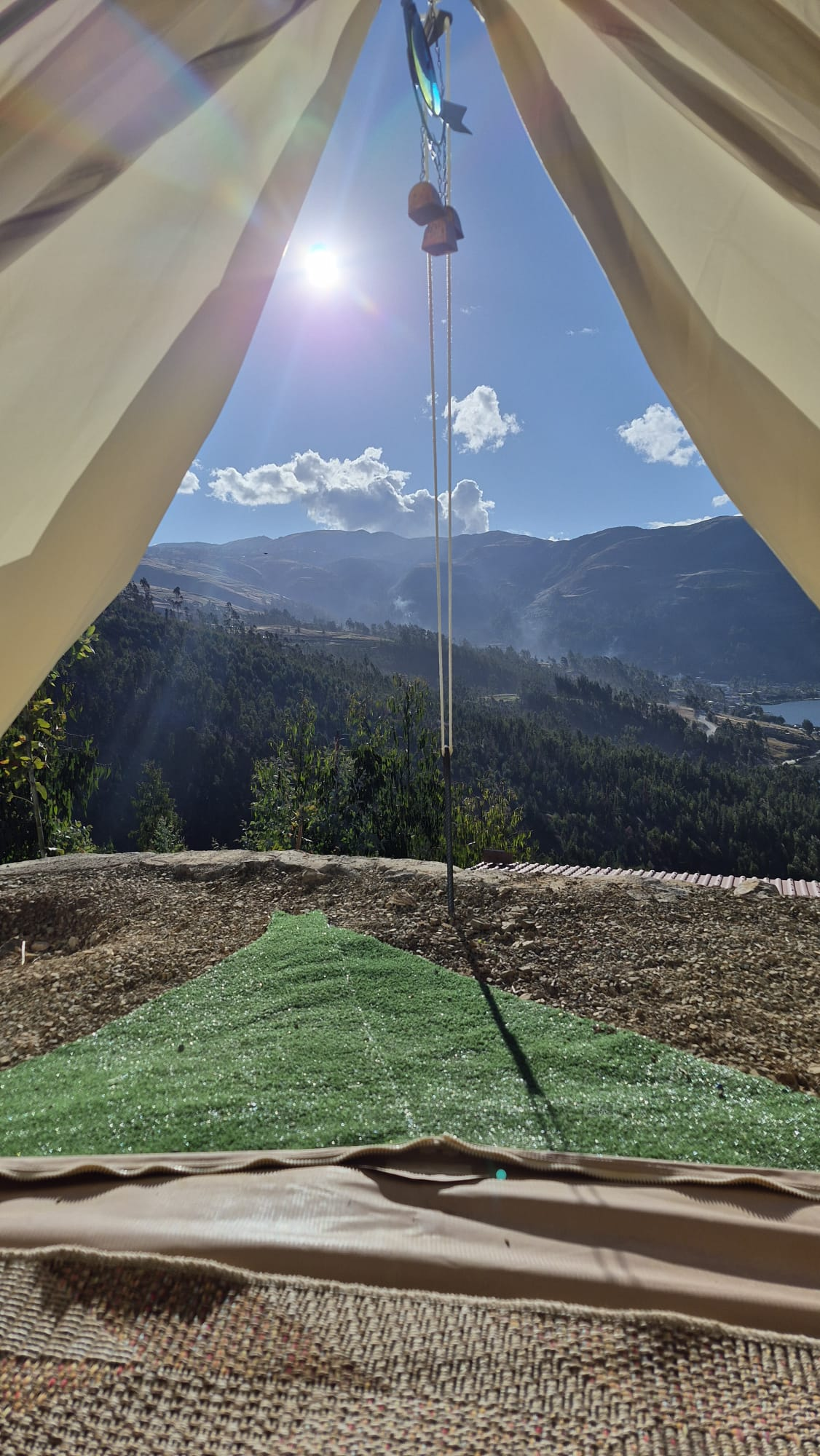 Vista a las montanas desde la entrada de una bell tent