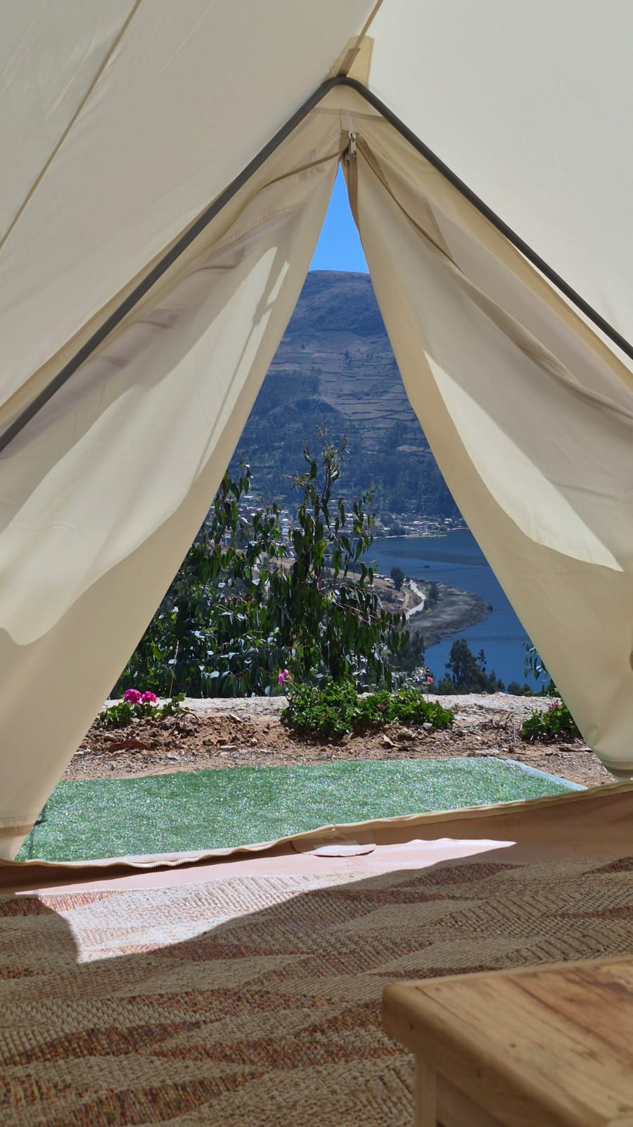 Abertura de bell tent con vista hacia la laguna Pacucha