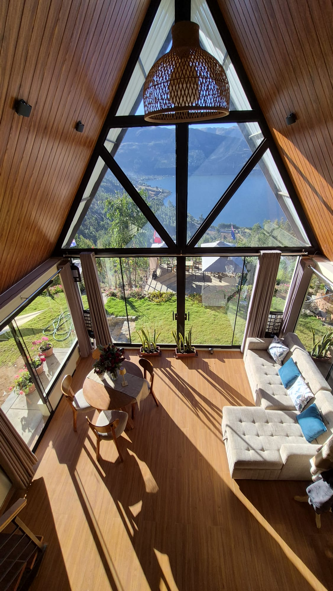 Vista interior desde el altillo de Casa Alpina hacia la laguna