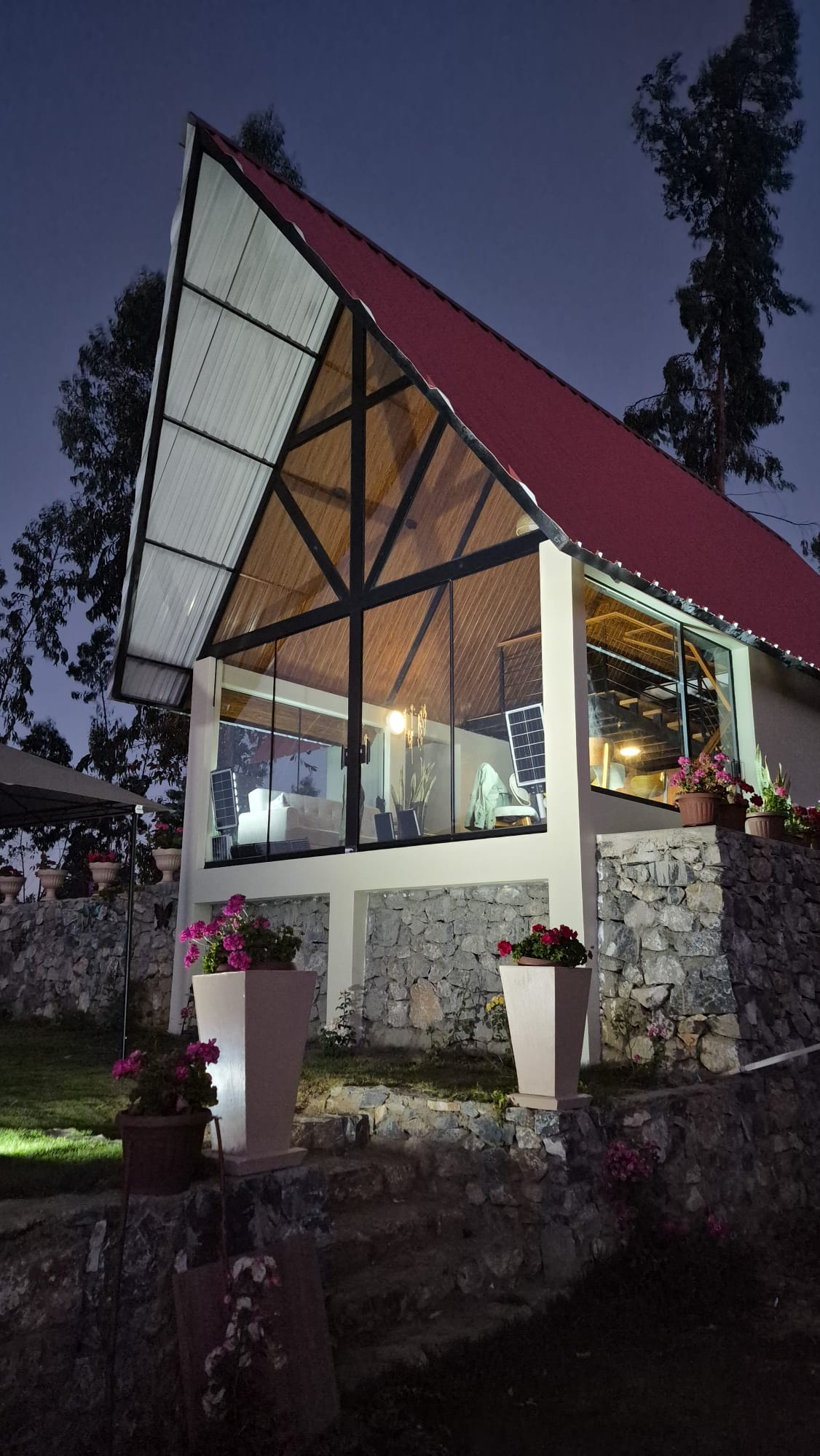 Fachada de Casa Alpina iluminada de noche