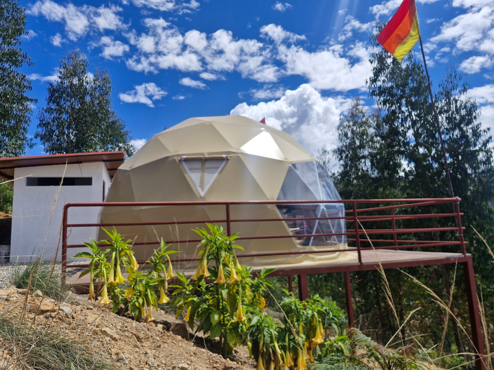 Domo geodesico sobre una terraza con vista al cielo azul