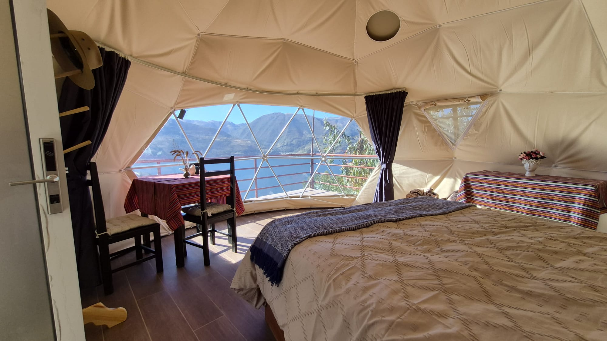 Cama principal dentro de Los Domos con vista panoramica