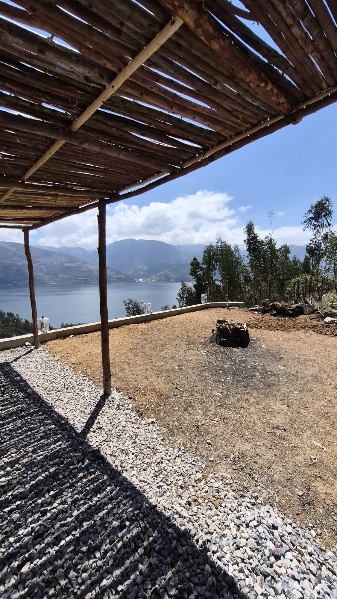 Zona cubierta con vista panoramica a la laguna