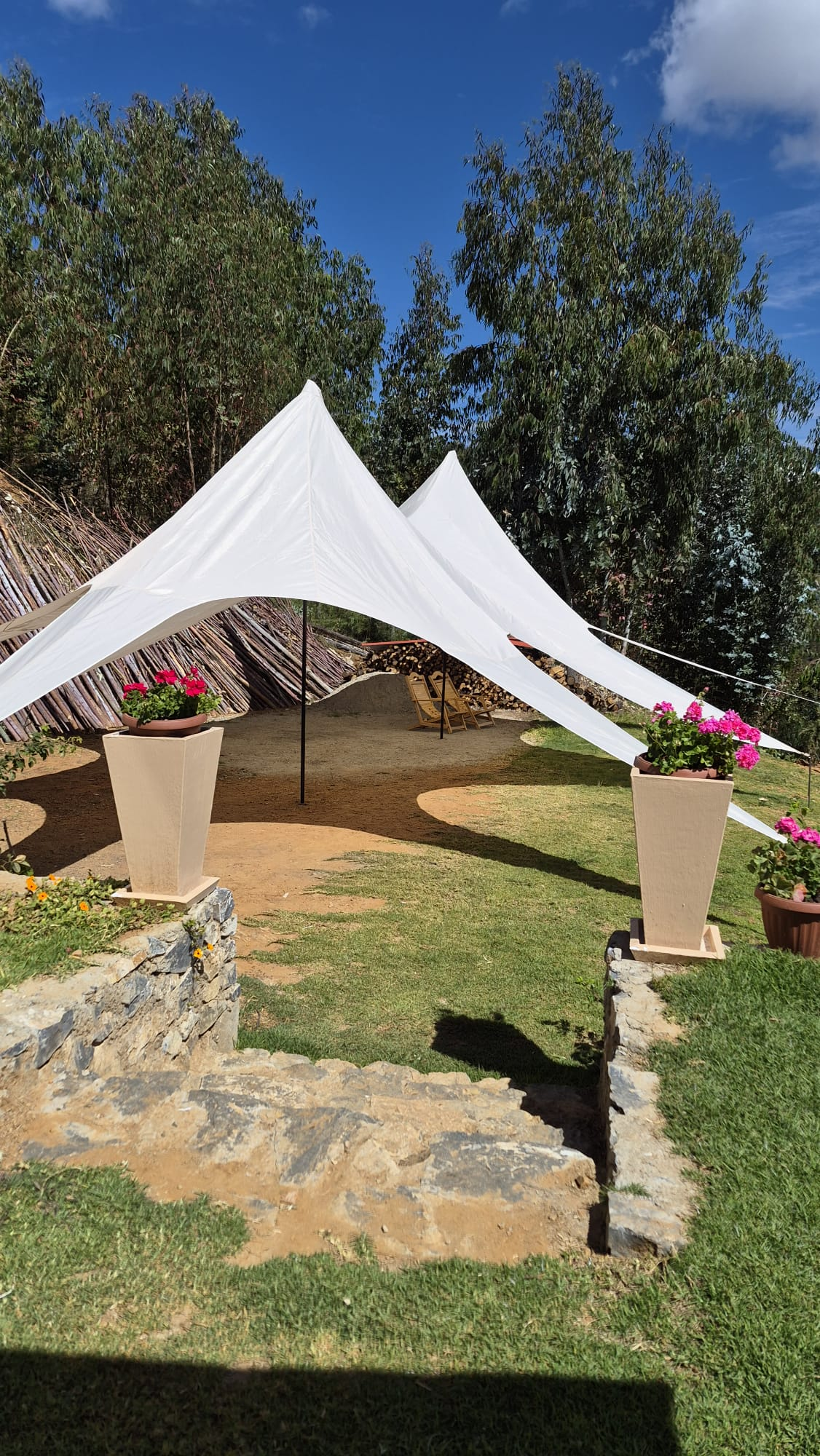 Toldos blancos sobre el jardin de areas comunes