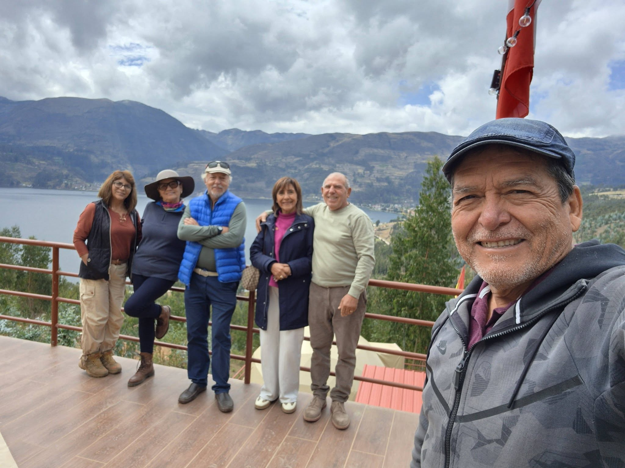 Visitantes celebrando en la terraza con vista a Pacucha