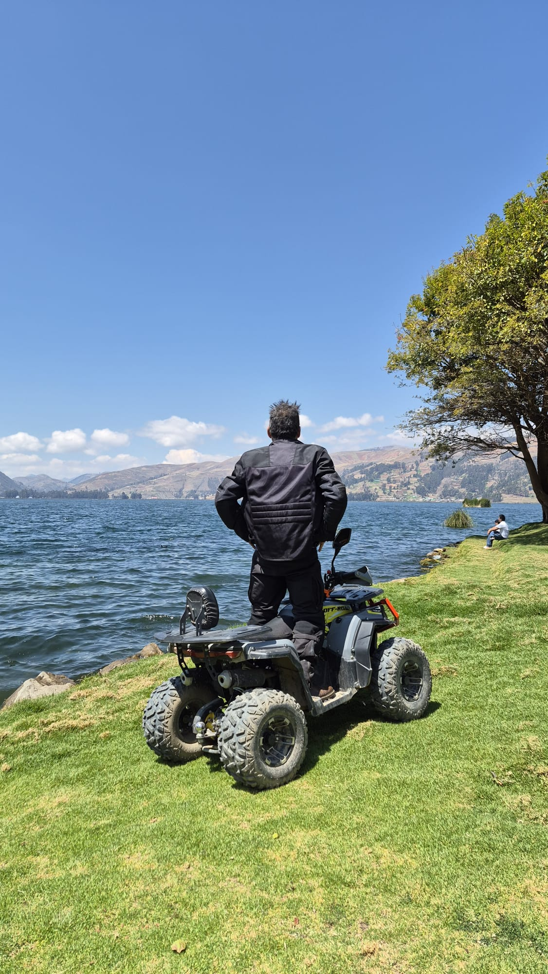 Cuatrimoto junto a la laguna en un día soleado