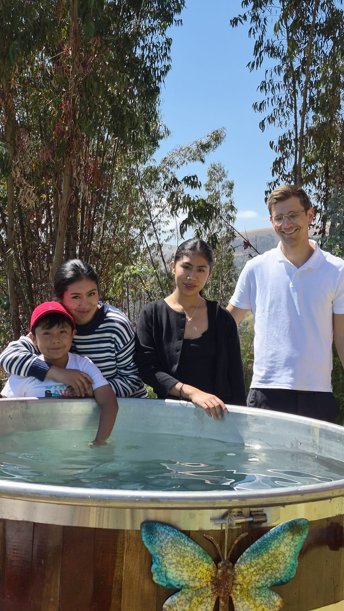 Familia compartiendo junto a una tina al aire libre