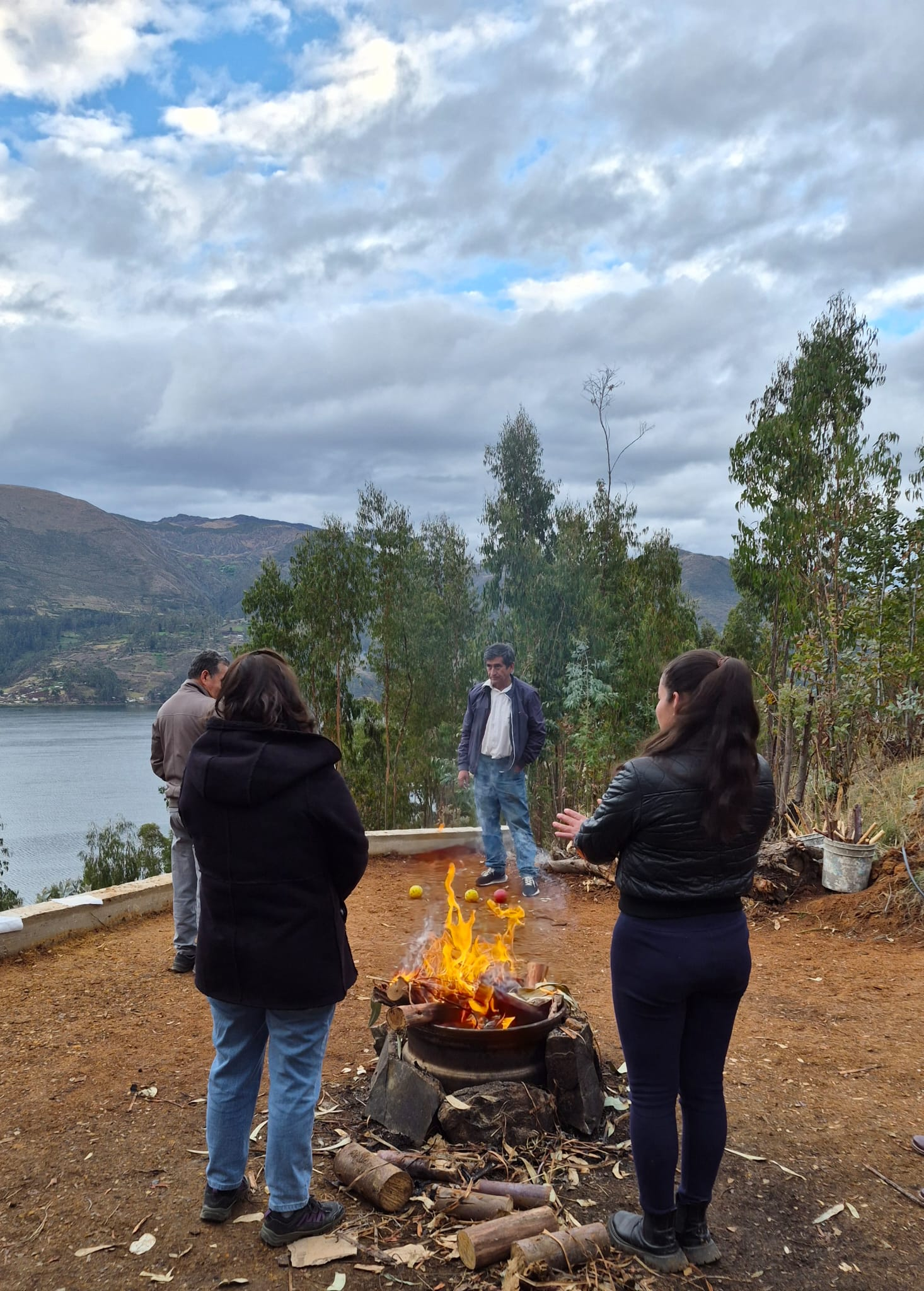 Visitantes alrededor de una fogata con vista natural