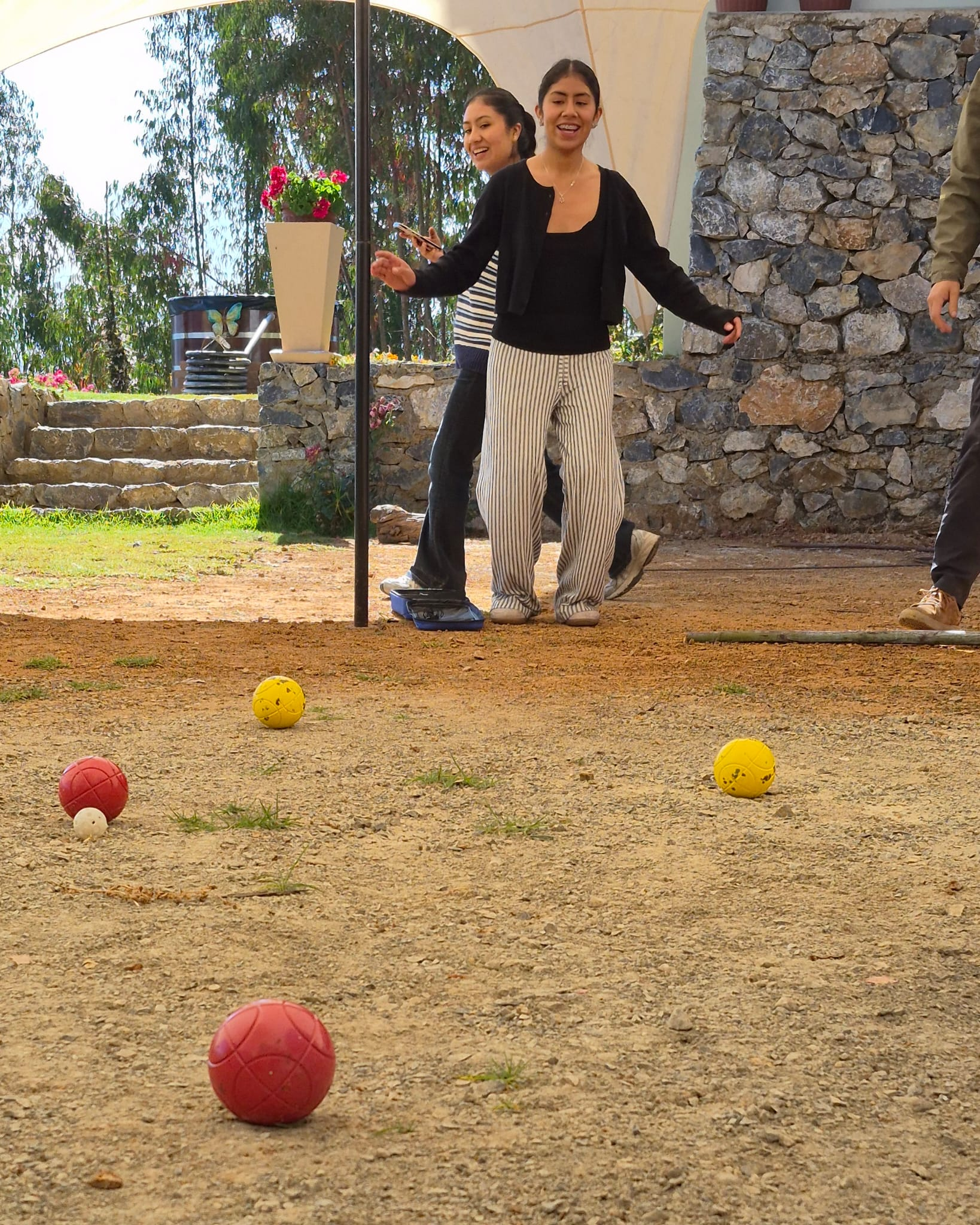 Visitantes jugando al aire libre en Mil Estrellas