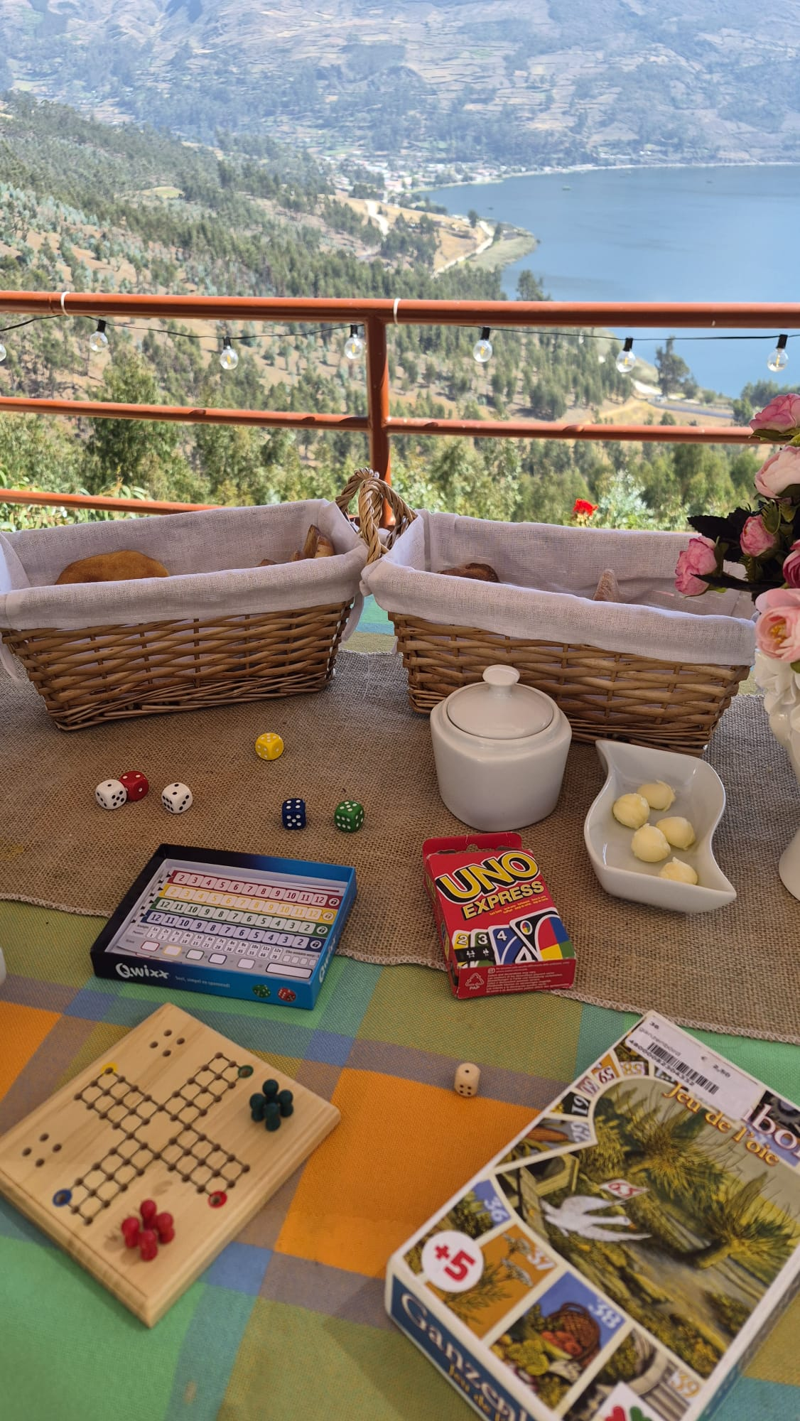 Juegos de mesa sobre una terraza con vista a la laguna