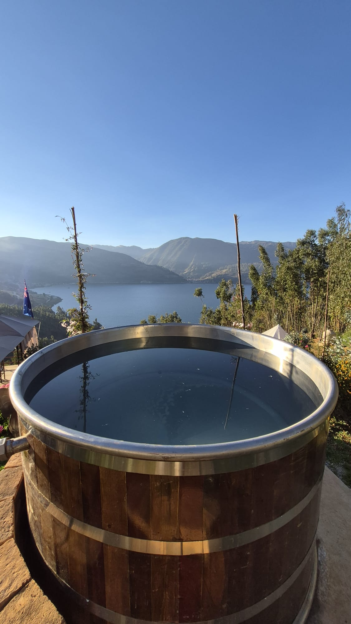 Tina caliente con vista a la laguna durante la mañana