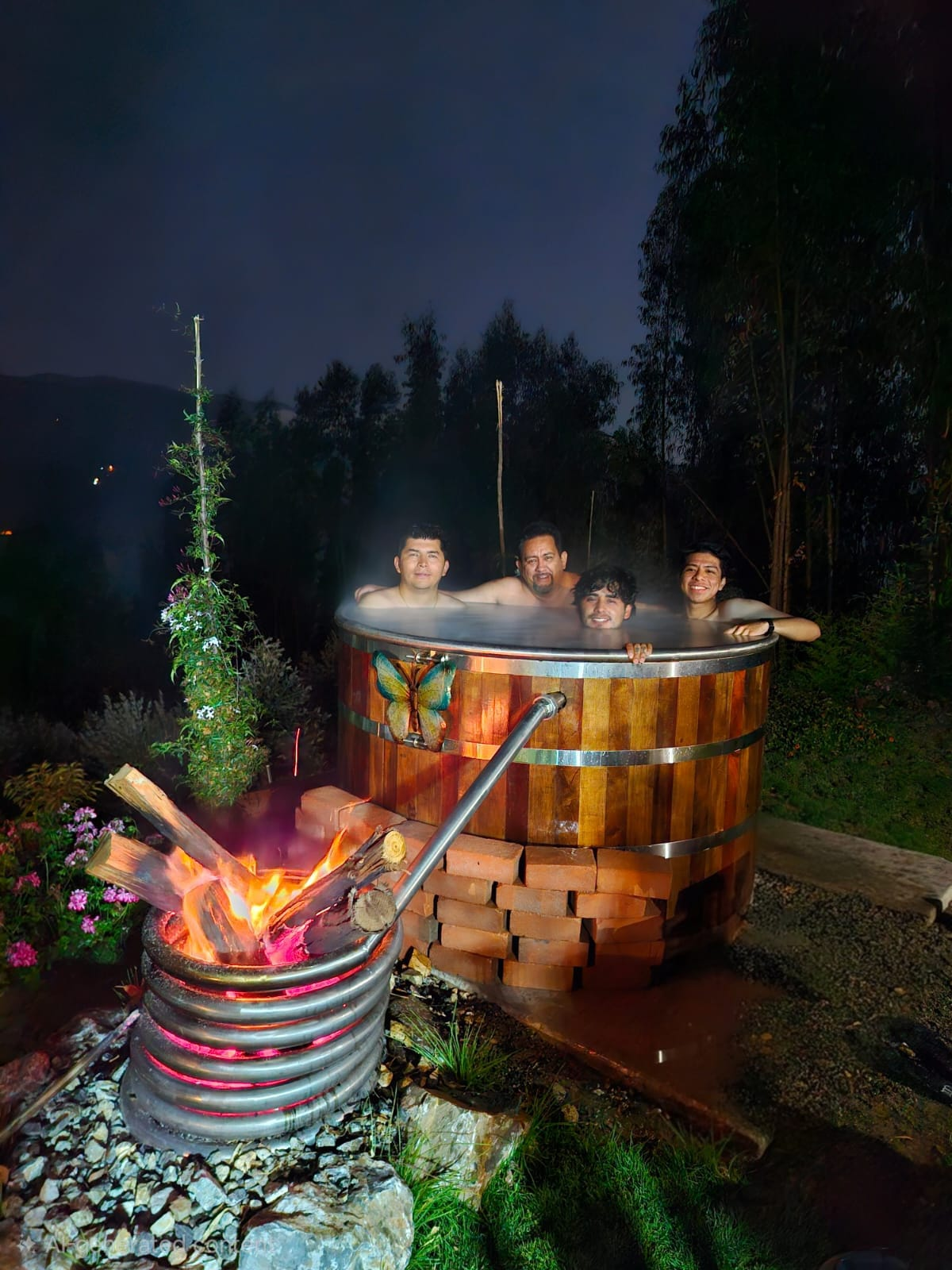 Tina caliente con fuego encendido durante la noche