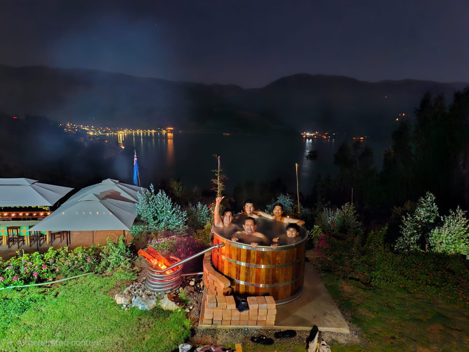 Grupo disfrutando una tina caliente de noche frente a la laguna