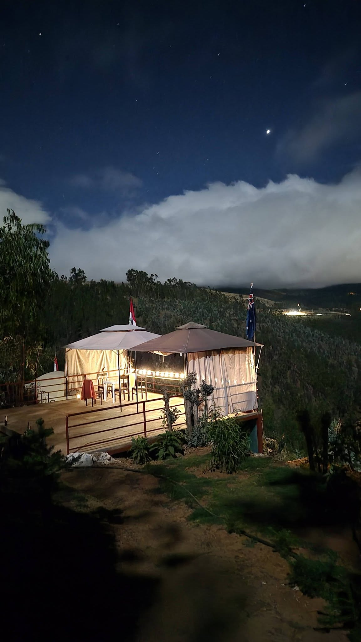 Alojamiento glamping iluminado bajo el cielo nocturno