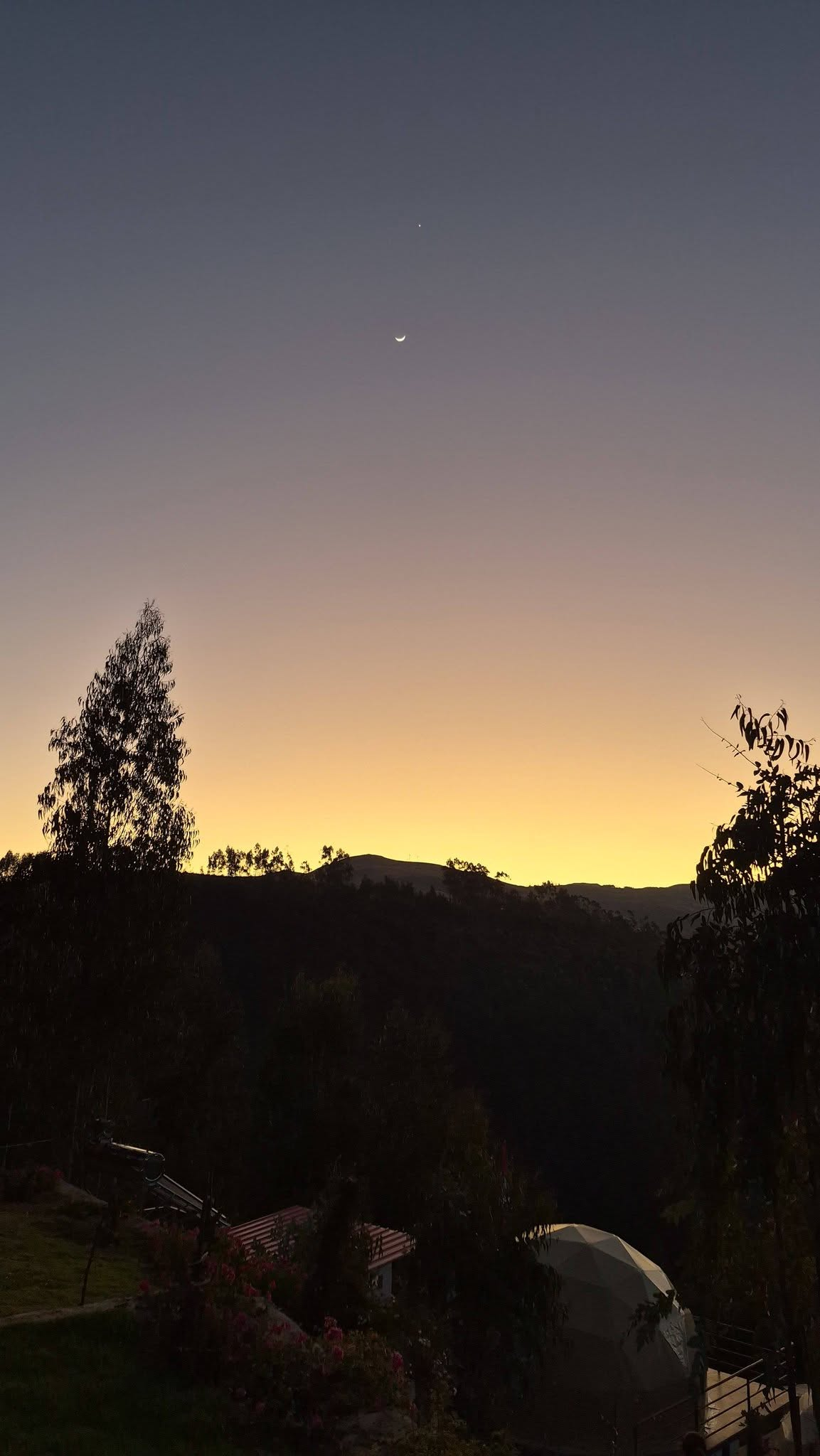 Cielo de atardecer con luna sobre las montanas de Pacucha