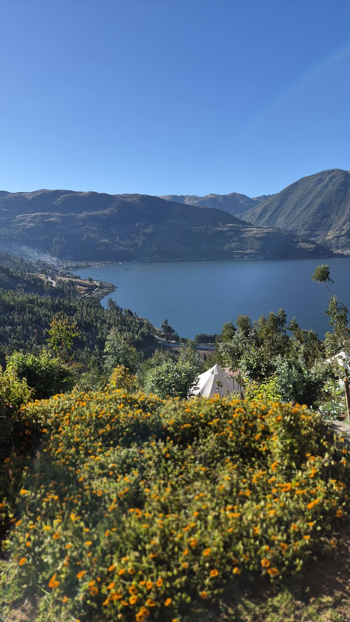Vista panoramica de la laguna y las montanas desde el glamping